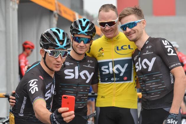 Bilder des Tages - SPORT October 29, 2017 - Shanghai, China - Michal Kwiatkowski (Left), takes a selfie with his team-mates from Team SKY, Kenny ELISSONDE, Christopher FROOME and Michal GOLAS ahead of the start of 1st TDF Shanghai Criterium 2017..On Sunday, 29 October 2017, in Shanghai, China. 1st TDF Skoda Shanghai Criterium 2017  - ZUMAn230 20171029_zaa_n230_072 Copyright: xArturxWidakx