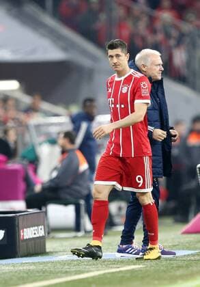 Bayern Muenchen RB Leipzig Soccer 1 Bundesliga Muenchen 28 10 2017 Allianz Arena Soccer DFL GER 10 Gameday FC Bayern Muenchen vs RB Leipzig 2 0 2 0 Pictured right Robert Lewandowski 9 Bayern ahead of Head Coach Hermann Gerland Bayern