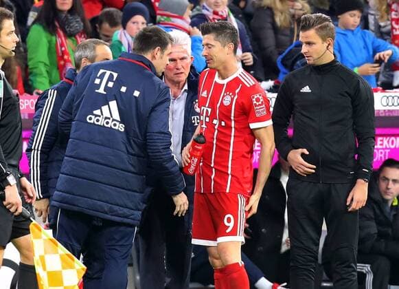28 10 2017 Soccer 1 League 2017 2018 10 Matchday FC Bayern Munich RB Leipzig at the Allianz Arena Munich Robert Lewandowski FC Bayern Munich has a pain in the left thigh trainer Jupp Heynckes FC Bayern Munich and the team doctor take care of him