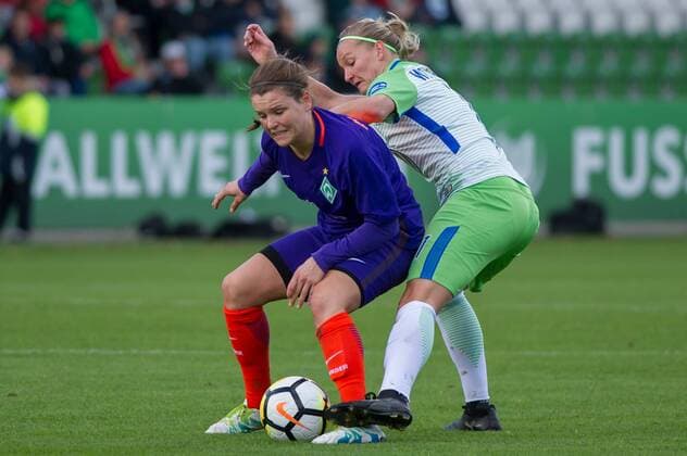 v li Janine Angrick SV Werder Bremen 8 in duel with Alexandra Popp VfL Wolfsburg 11 Football Allianz Women Bundesliga VfL Wolfsburg SV Werder Bremen xobx