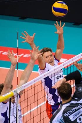 29 10 2017 Arena Dueren Dueren Dueren Volleyball Bundesliga Men Men Normal round SWD powervolleys Düren Dueren vs United Volleys RheinMain Block Double Block Patrick Steuerwald 4 RheinMain Lukas Bauer 5 RheinMain Attack Dirk Westphal 9 Dueren