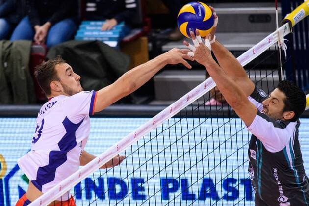 29 10 2017 Arena Dueren Dueren Dueren Volleyball Bundesliga Men Men Normal round SWD powervolleys Düren Dueren vs United Volleys RheinMain attack Moritz Karlitzek 13 RheinMain Block Michael Andrei 11 Dueren