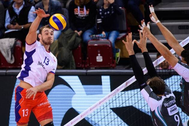 29 10 2017 Arena Dueren Dueren Dueren Volleyball Bundesliga Men Men Normal round SWD powervolleys Düren Dueren vs United Volleys RheinMain attack Moritz Karlitzek 13 RheinMain Block double block Dirk Westphal 9 Dueren Michael Andrei 11 Dueren