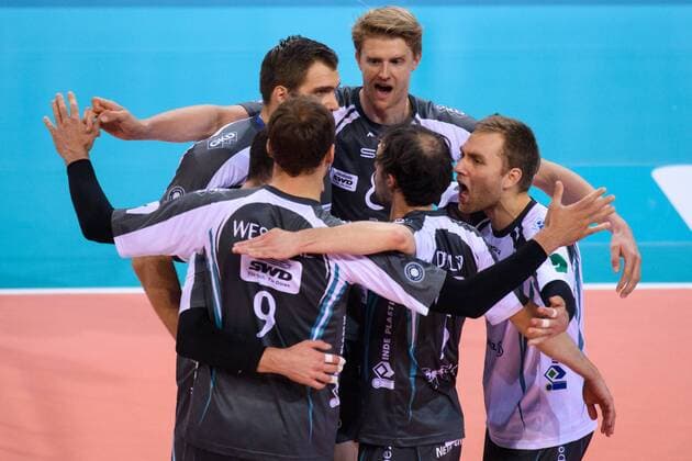 29 10 2017 Arena Dueren Dueren Dueren Volleyball Bundesliga Men Men Regular round SWD powervolleys Düren Dueren vs United Volleys RheinMain Cheers Dirk Westphal 9 Dueren Tim Broshog 3 Dueren Marvin Prolingheuer 8 Dueren Blair Ban 1 Dueren Stijn D Hulst 5 Dueren