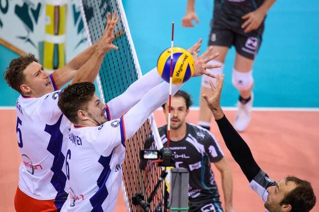 29 10 2017 Arena Dueren Dueren Dueren Volleyball Bundesliga Men Men Regular round SWD powervolleys Düren Dueren vs United Volleys RheinMain Block Double Block Lukas Bauer 5 RheinMain Robert Adrian Aciobanitei 6 RheinMain Attack Dirk Westphal 9 Dueren