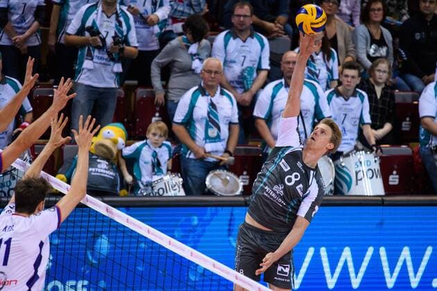 29 10 2017 Arena Dueren Dueren Volleyball Bundesliga Men Men Normal round SWD powervolleys Düren Dueren vs United Volleys RheinMain Block Tobias Krick 11 RheinMain attack Marvin Prolingheuer 8 Dueren