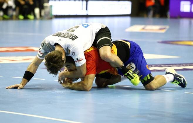Uwe Gensheimer David Balaguer Romeu action match scene duel sports handball DHB national team men international match season 2017 2018 29 10 2017 GER BRDeutschland vs Spain SPA