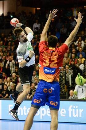 Handball Men International in Berlin Season 2017 18 Germany Spain Fabian Wiede No 10 Germany Arnau Garcia Barcelo No 32 Spain 29 10 17 Copyright: xMichaelxHundtx xMatthiasxKochx