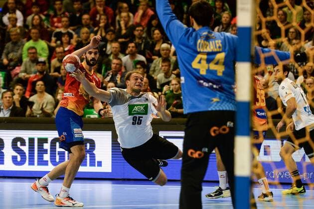 Handball Men International in Berlin Season 2017 18 Germany Spain Paul Drux No 95 Germany TW Rodrigo Corrales No 44 Spain 29 10 17 Copyright: xMichaelxHundtx xMatthiasxKochx