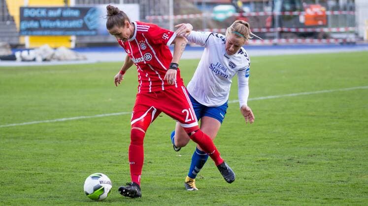Simone Laudehr FC Bayern Munich 21 Catherine Joan CJ Bott FF Jena 2 Duel Action Action Football Alliance Women Bundesliga FF USV Jena Bayern Munich xprx
