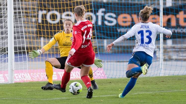 Justin Odeurs FF USV Jena 1 Goalkeeper Fridolina Rolfo Bayern Munich 14 Karoline Heinze FF USV Jena 13 Fridolina Rolfo Bayern Munich 14 prepares the 0 4 by Lucie Vonkova FC Bayern Munich 13 not pictured in front of Football Alliance Women Bundesliga FF USV Jena Bayern Munich xprx