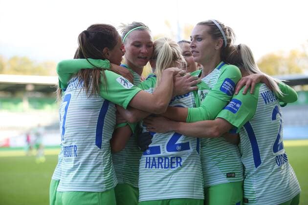 VfL vs Bremen Women Wolfsburg Germany 29 10 2017 FOOTBALL VfL Wolfsburg SV Werder Bremen 1 Allianz Women Bundesliga Season 2017 18 Image shows Pernille Harder VfL Wolfsburg celebrates with their team for their goal to 3 2 Wolfsburg