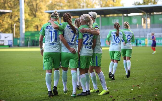 VfL vs Bremen Women Wolfsburg Germany 29 10 2017 FOOTBALL VfL Wolfsburg SV Werder Bremen 1 Allianz Women Bundesliga Season 2017 18 Image shows Pernille Harder VfL Wolfsburg celebrates with their team for their goal to 3 2 Wolfsburg