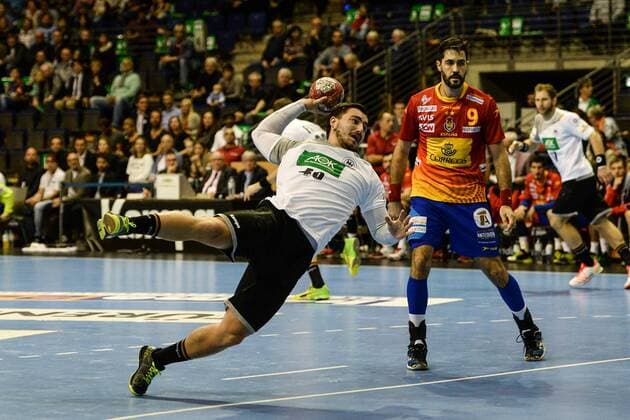 Handball Men International in Berlin Season 2017 18 Germany Spain Jannik Kohlbacher Nr 48 Germany Raul Entrerrios Rodriguez Nr 9 Spain 29 10 17 Copyright: xMichaelxHundtx xMatthiasxKochx