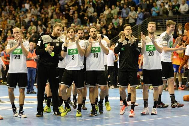 Handball men international match in Berlin season 2017 18 Germany Spain cheering after the final whistle the German team thanks the fans 29 10 17 Copyright: xMichaelxHundtx xMatthiasxKochx