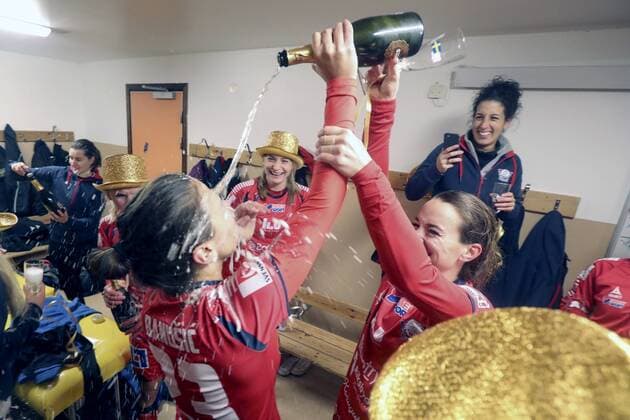 Fußball, Damen, Linköping feiert den Gewinn der schwedischen Meisterschaft 171029 Linköpings Marija Banusic och Kosovare Asllani jublar efter fotbollsmatchen i damallsvenskan mellan Kvarnsveden och Linköping den 29 oktober 2017 i Borlänge.  Copyright: DANIELxERIKSSON BB171029DR025