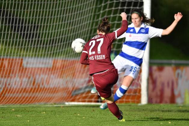 Marina Hegering SGS 27 scores in the 0 1 Soccer Alliance Women Bundesliga MSV Duisburg SGS Essen xmkx