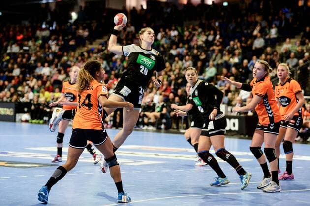 Womens Handball in Berlin Season 2017 18 Germany Netherlands Anouk Nieuwenweg Nr 34 Netherlands Emily Bölk Nr 20 Germany Julia Behnke Nr 13 Germany 29 10 17 Copyright: xMichaelxHundtx xMatthiasxKochx