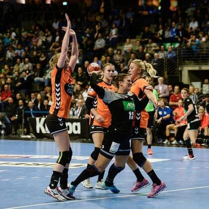 Handball Womens World Cup in Berlin Season 2017 18 Germany Netherlands Julia Behnke No 13 Germany is against three Dutch women by 29 10 17 Copyright: xMichaelxHundtx xMatthiasxKochx