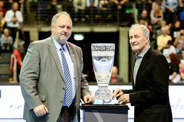 Handball Women International in Berlin Season 2017 18 Germany Netherlands DHB President Andreas Michelmann li and IHF President Hassan Moustafa re present the winner of the Womens Handball World Cup in Germany 29 10 17 Copyright: xMichaelxHundtx xMatthiasxKochx