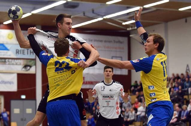 29 10 2017 xpsx Handball 3 league HSG Hanau TV Germania Grosssachsen v l Florian Sauer Grosssachsen Marc Strohl Hanau Philipp Schulz Grosssachsen Hanau Hessen Germany