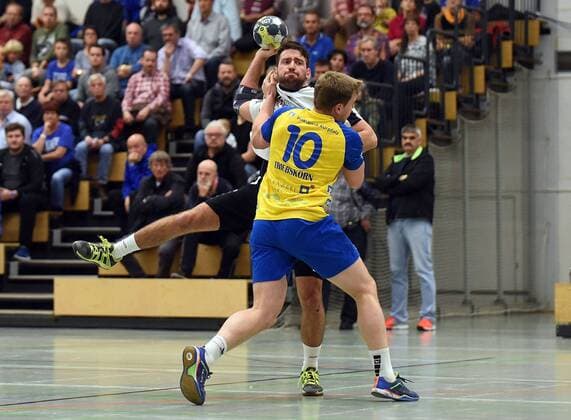 29 10 2017 xpsx Handball 3 League HSG Hanau TV Germania Grosssachsen v l Lucas Lorenz Hanau Jan Triebskorn Grosssachsen Hanau Hessen Germany