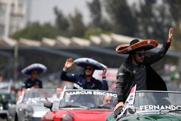Formel 1, GP Mexiko, vor dem Start 29.10.2017 - Fernando Alonso (ESP) McLaren MCL32 Mexican Grand Prix, Mexico City 26 - 29 October 2017 29.10.2017 - Fernando Alonso (ESP) McLaren MCL32 