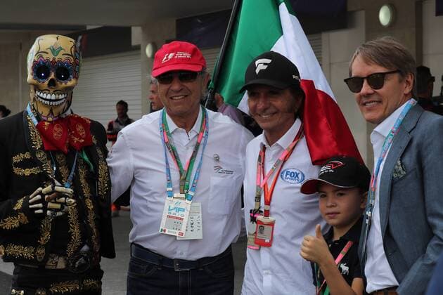 Formel 1, GP Mexiko, vor dem Start 29.10.2017 - Juan Ramirez (MEX) and Emerson Fittipaldi (BRA) Mexican Grand Prix, Mexico City 26 - 29 October 2017 29.10.2017 - Juan Ramirez (MEX) and Emerson Fittipaldi (BRA) 