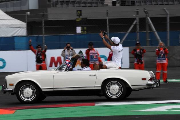 Formel 1, GP Mexiko, vor dem Start 29.10.2017 - Lewis Hamilton (GBR) Mercedes AMG F1 W08 Mexican Grand Prix, Mexico City 26 - 29 October 2017 29.10.2017 - Lewis Hamilton (GBR) Mercedes AMG F1 W08 