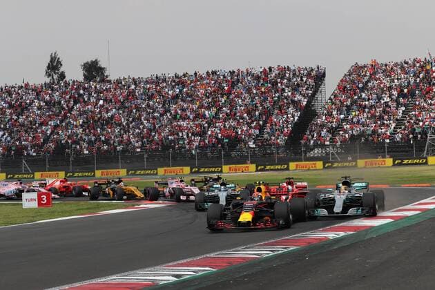 29.10.2017 - Start of the race, Max Verstappen (NED) Red Bull Racing RB13, Lewis Hamilton (GBR) Mercedes AMG F1 W08 and Sebastian Vettel (GER) Scuderia Ferrari SF70H Mexican Grand Prix, Mexico City 26 - 29 October 2017 29.10.2017 - Start of the race, Max Verstappen (NED) Red Bull Racing RB13, Lewis Hamilton (GBR) Mercedes AMG F1 W08 and Sebastian Vettel (GER) Scuderia Ferrari SF70H 