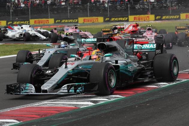 29.10.2017 - Start of the race, Lewis Hamilton (GBR) Mercedes AMG F1 W08 and Sebastian Vettel (GER) Scuderia Ferrari SF70H Mexican Grand Prix, Mexico City 26 - 29 October 2017 29.10.2017 - Start of the race, Lewis Hamilton (GBR) Mercedes AMG F1 W08 and Sebastian Vettel (GER) Scuderia Ferrari SF70H 