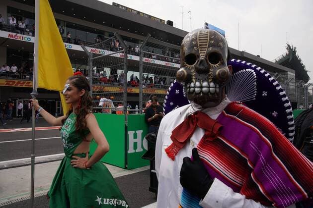Formel 1, GP Mexiko, Tag der Toten Performance vor dem Start 29.10.2017 - Race, Atmosphere Mexican Grand Prix, Mexico City 26 - 29 October 2017 29.10.2017 - Race, Atmosphere 