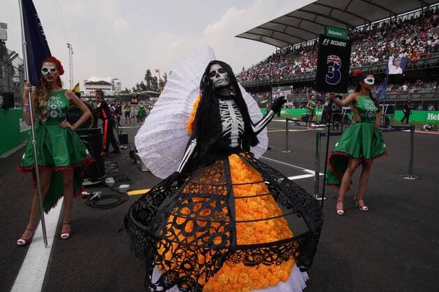 Formel 1, GP Mexiko, Tag der Toten Performance vor dem Start 29.10.2017 - Race, Atmosphere Mexican Grand Prix, Mexico City 26 - 29 October 2017 29.10.2017 - Race, Atmosphere 