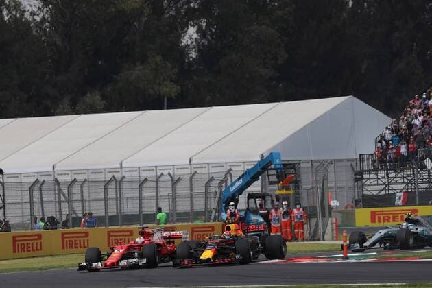Formel 1, GP Mexiko, Max Verstappen gewinnt 29.10.2017 - Race, Start of the race, Sebastian Vettel (GER) Scuderia Ferrari SF70H and Max Verstappen (NED) Red Bull Racing RB13 Mexican Grand Prix, Mexico City 26 - 29 October 2017 29.10.2017 - Race, Start of the race, Sebastian Vettel (GER) Scuderia Ferrari SF70H and Max Verstappen (NED) Red Bull Racing RB13 