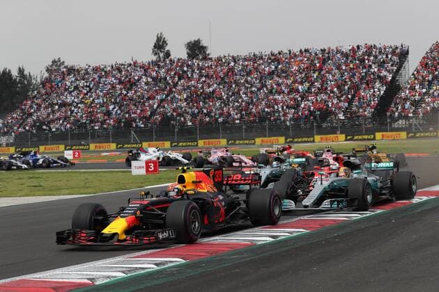 Formel 1, GP Mexiko 29.10.2017 - Race, Max Verstappen (NED) Red Bull Racing RB13 and Lewis Hamilton (GBR) Mercedes AMG F1 W08 Mexican Grand Prix, Mexico City 26 - 29 October 2017 29.10.2017 - Race, Max Verstappen (NED) Red Bull Racing RB13 and Lewis Hamilton (GBR) Mercedes AMG F1 W08 