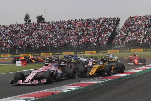 Formel 1, GP Mexiko 29.10.2017 - Race, Esteban Ocon (FRA) Sahara Force India F1 VJM10 and Carlos Sainz Jr (ESP) Renault F1 Team RS17 Mexican Grand Prix, Mexico City 26 - 29 October 2017 29.10.2017 - Race, Esteban Ocon (FRA) Sahara Force India F1 VJM10 and Carlos Sainz Jr (ESP) Renault Sport F1 Team RS17 