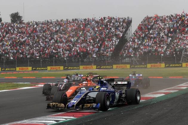 Formel 1, GP Mexiko 29.10.2017 - Race, Pascal Wehrlein (GER) Sauber C36 and Stoffel Vandoorne (BEL) McLaren MCL32 Mexican Grand Prix, Mexico City 26 - 29 October 2017 29.10.2017 - Race, Pascal Wehrlein (GER) Sauber C36 and Stoffel Vandoorne (BEL) McLaren MCL32 