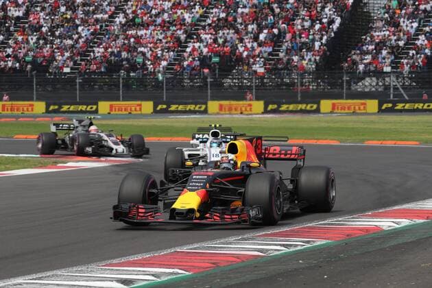 Formel 1, GP Mexiko 29.10.2017 - Race, Daniel Ricciardo (AUS) Red Bull Racing RB13 leads Lance Stroll (CDN) Williams FW40 Mexican Grand Prix, Mexico City 26 - 29 October 2017 29.10.2017 - Race, Daniel Ricciardo (AUS) Red Bull Racing RB13 leads Lance Stroll (CDN) Williams FW40 