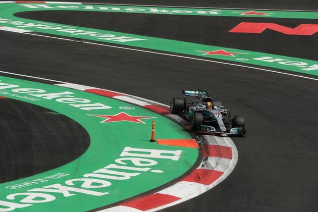 British Formula One driver Lewis Hamilton of Mercedes in action during the Formula One Mexico s Grand Prix at the Hermanos Rodriguez racetrack in Mexico City, Mexico, 29 October 2017. Mexico Formula One Grand Prix !ACHTUNG: NUR REDAKTIONELLE NUTZUNG!  Copyright: xJoséxMéndezx MEX201 20171029-636449104197143042