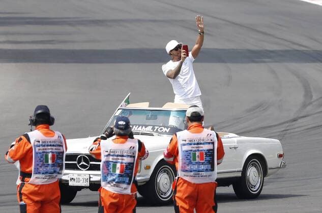 British Formula One driver Lewis Hamilton of Mercedes greets during the previous parade of Formula One Mexico s Grand Prix at the Hermanos Rodriguez racetrack in Mexico City, Mexico, 29 October 2017. Mexico Formula One Grand Prix !ACHTUNG: NUR REDAKTIONELLE NUTZUNG!  Copyright: xJorgexNúnezx MEX201 20171029-636449112219563193