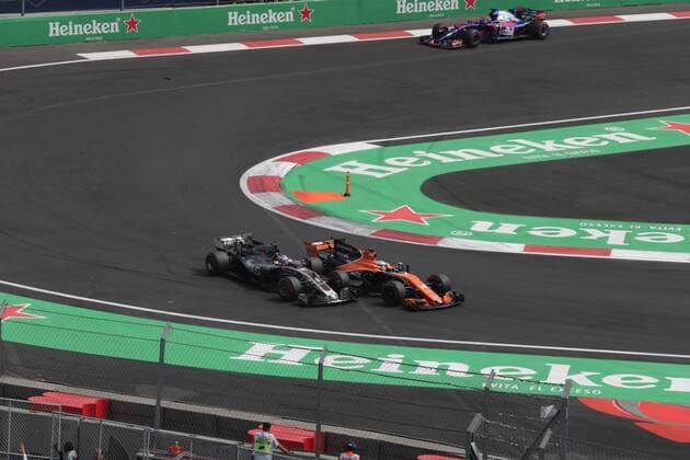 29.10.2017 - Race, Romain Grosjean (FRA) Haas F1 Team VF-17 and Fernando Alonso (ESP) McLaren MCL32 Mexican Grand Prix, Mexico City 26 - 29 October 2017 29.10.2017 - Race, Romain Grosjean (FRA) Haas F1 Team VF-17 and Fernando Alonso (ESP) McLaren MCL32 