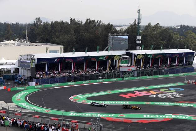 29.10.2017 - Race, Lewis Hamilton (GBR) Mercedes AMG F1 W08 and Carlos Sainz Jr (ESP) Renault F1 Team RS17 Mexican Grand Prix, Mexico City 26 - 29 October 2017 29.10.2017 - Race, Lewis Hamilton (GBR) Mercedes AMG F1 W08 and Carlos Sainz Jr (ESP) Renault Sport F1 Team RS17 
