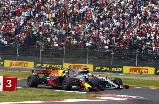Formel 1, GP Mexiko, Max Verstappen gewinnt Motorsports: FIA Formula One World Championship WM Weltmeisterschaft 2017, Grand Prix of Mexico, Start, 33 Max Verstappen (NLD, Red Bull Racing), 44 Lewis Hamilton (GBR, Mercedes AMG Petronas F1 Team), Mexico-City Mexico