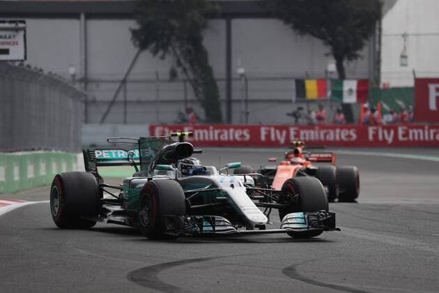 29.10.2017 - Race, Valtteri Bottas (FIN) Mercedes AMG F1 W08 and Stoffel Vandoorne (BEL) McLaren MCL32 Mexican Grand Prix, Mexico City 26 - 29 October 2017 29.10.2017 - Race, Valtteri Bottas (FIN) Mercedes AMG F1 W08 and Stoffel Vandoorne (BEL) McLaren MCL32 