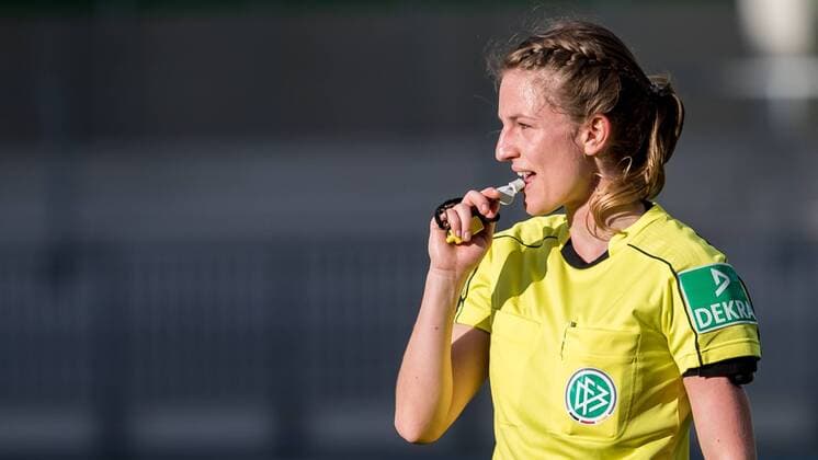 Referee Miriam Porkfoot Porkfoot in close-up portrait Portrait with whistle Soccer alliance Womens Bundesliga VfL Wolfsburg SV Werder Bremen xdgx