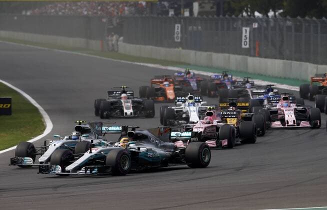 Motorsports: FIA Formula One World Championship WM Weltmeisterschaft 2017, Grand Prix of Mexico, Start, 44 Lewis Hamilton (GBR, Mercedes AMG Petronas F1 Team), 77 Valtteri Bottas (FIN, Mercedes AMG Petronas F1 Team), Mexico-City Mexico