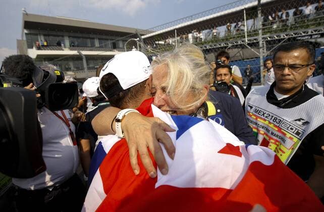 Bilder des Tages - SPORT Motorsports: FIA Formula One World Championship WM Weltmeisterschaft 2017, Grand Prix of Mexico, 44 Lewis Hamilton (GBR, Mercedes AMG Petronas F1 Team), Angela Cullen Mexico-City Mexico