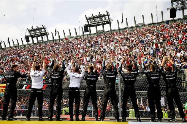 Motorsports: FIA Formula One World Championship WM Weltmeisterschaft 2017, Grand Prix of Mexico, mechanic of Mercedes AMG Petronas F1 Team Mexico-City Mexico