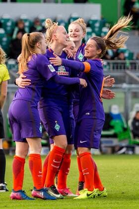 v li Nina Lührßen Luehrssen SV Werder Bremen Cindy König Koenig SV Werder Bremen 11 Verena Volkmer SV Werder Bremen 16 and Marie Louise Eta SV Werder Bremen 6 at the Goal of the VfL Wolfsburg Head to Head Statistics xdgx