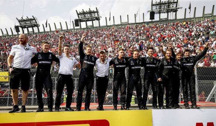 Motorsports: FIA Formula One World Championship WM Weltmeisterschaft 2017, Grand Prix of Mexico, mechanic of Mercedes AMG Petronas F1 Team Mexico-City Mexico